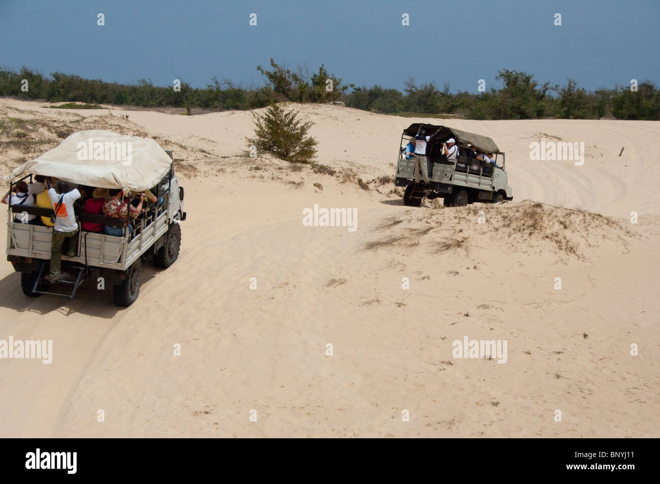 Afrique, Sénégal, Dakar. Explorer les dunes de sable autour du Lac Rose de Retba en 4x4, jeeps. Banque D'Images