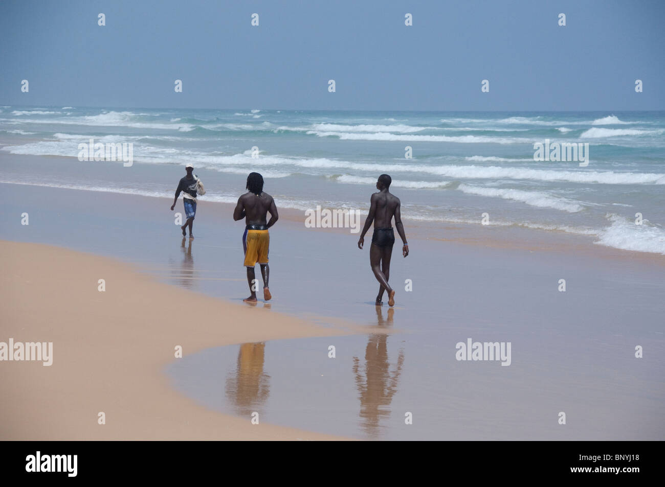 Afrique, Sénégal, Dakar. Explorer les dunes de sable et la plage autour du Lac Rose de Retba. Plage de l'Atlantique. Banque D'Images