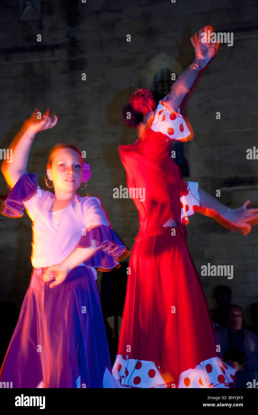 Arles, France, Festival de tauromachie Feria Andalouse, les femmes sur scène, en costume de danse flamenco Banque D'Images