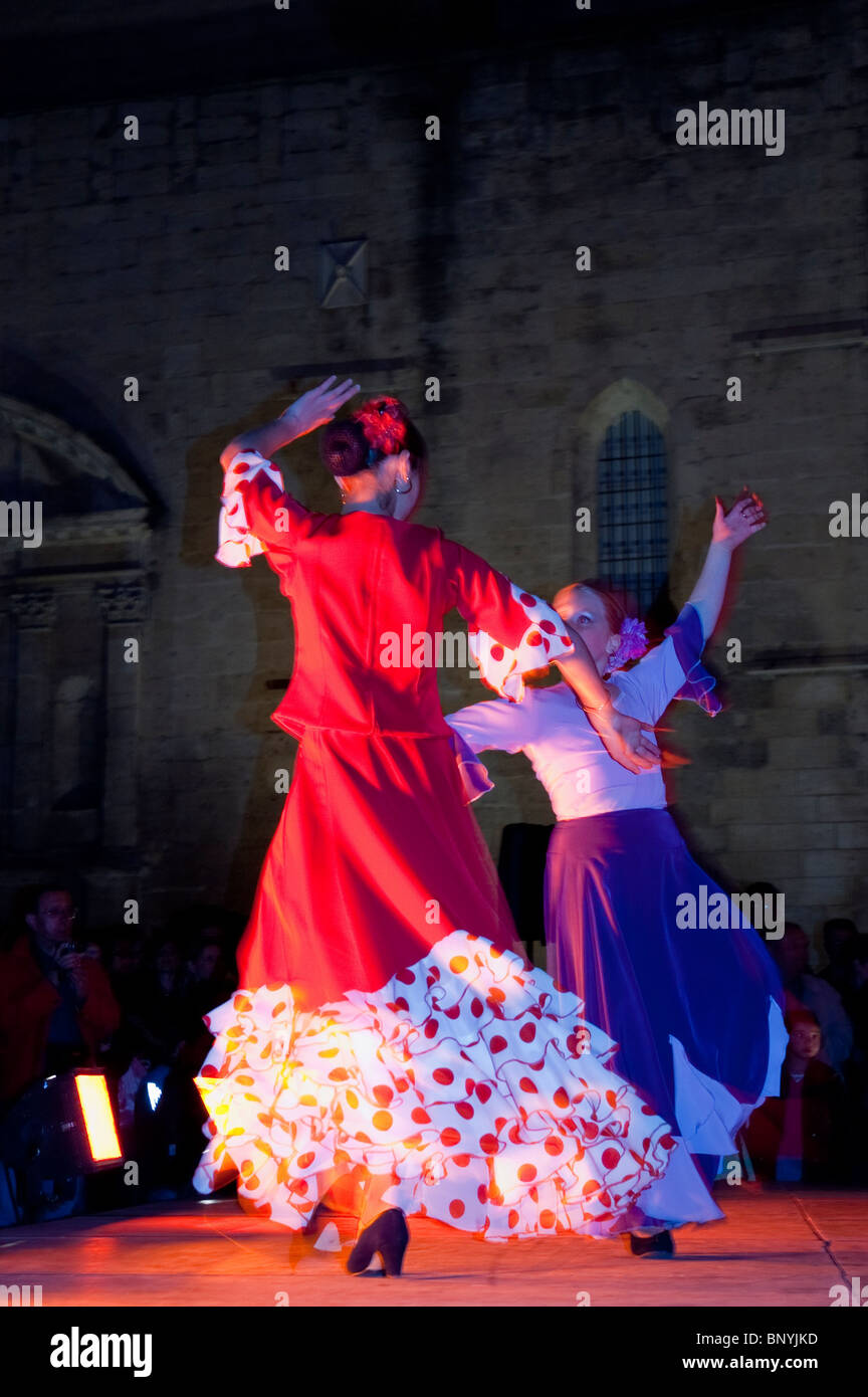 Arles, France, Festival de tauromachie Feria Andalouse, les femmes sur scène en costume de Danse Flamenco, Fancy Dress, de l'arrière Banque D'Images
