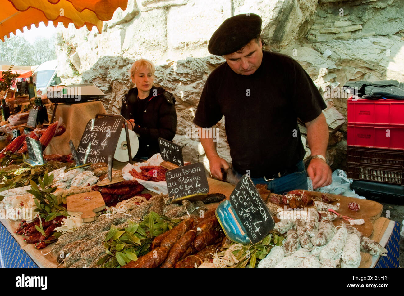 Arles, France, couple français vendre des aliments basques français fabriqués localement au marché fermier, trottoir extérieur, produits Corse, stéréotypes français, agriculteurs France Banque D'Images