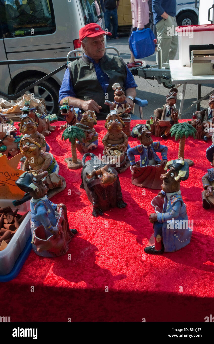 Arles, France, Homme vendant des figurines françaises dans le marché agricole à l'extérieur du trottoir, 'Merge Gainsbourg' (célèbre chanteur et compositeur français) Banque D'Images