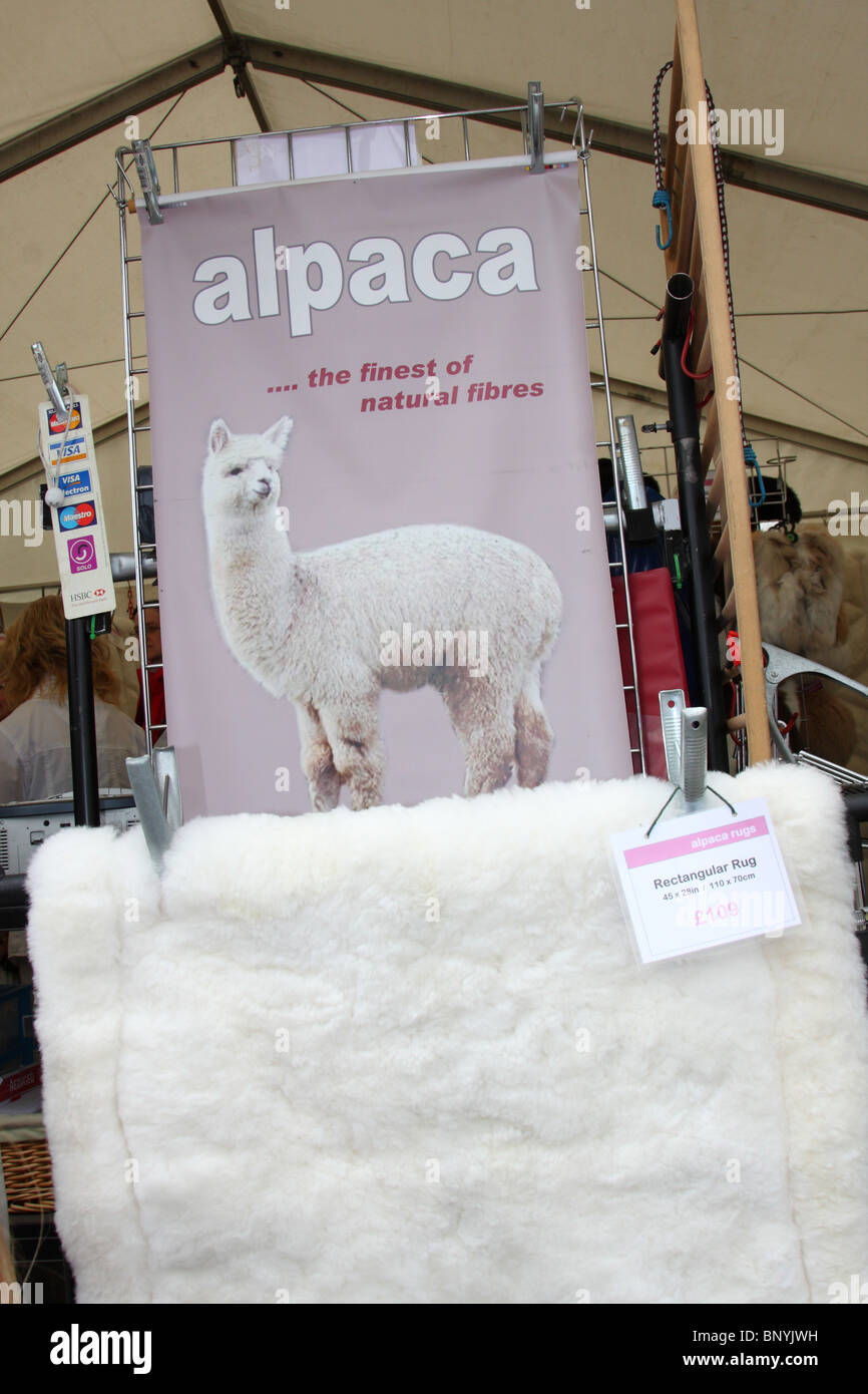 Un tapis d'Alpaga à vendre lors d'un stand à un pays d'AFRIQUE OCCIDENTALE Banque D'Images