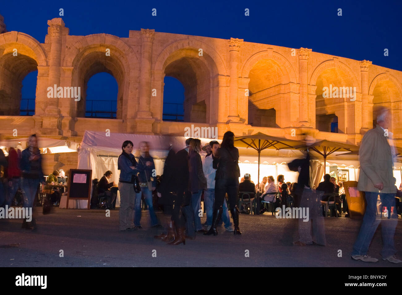 Arles, France, grande foule, touristes, extérieur vue panoramique sur les arènes romaines, illuminée la nuit Banque D'Images