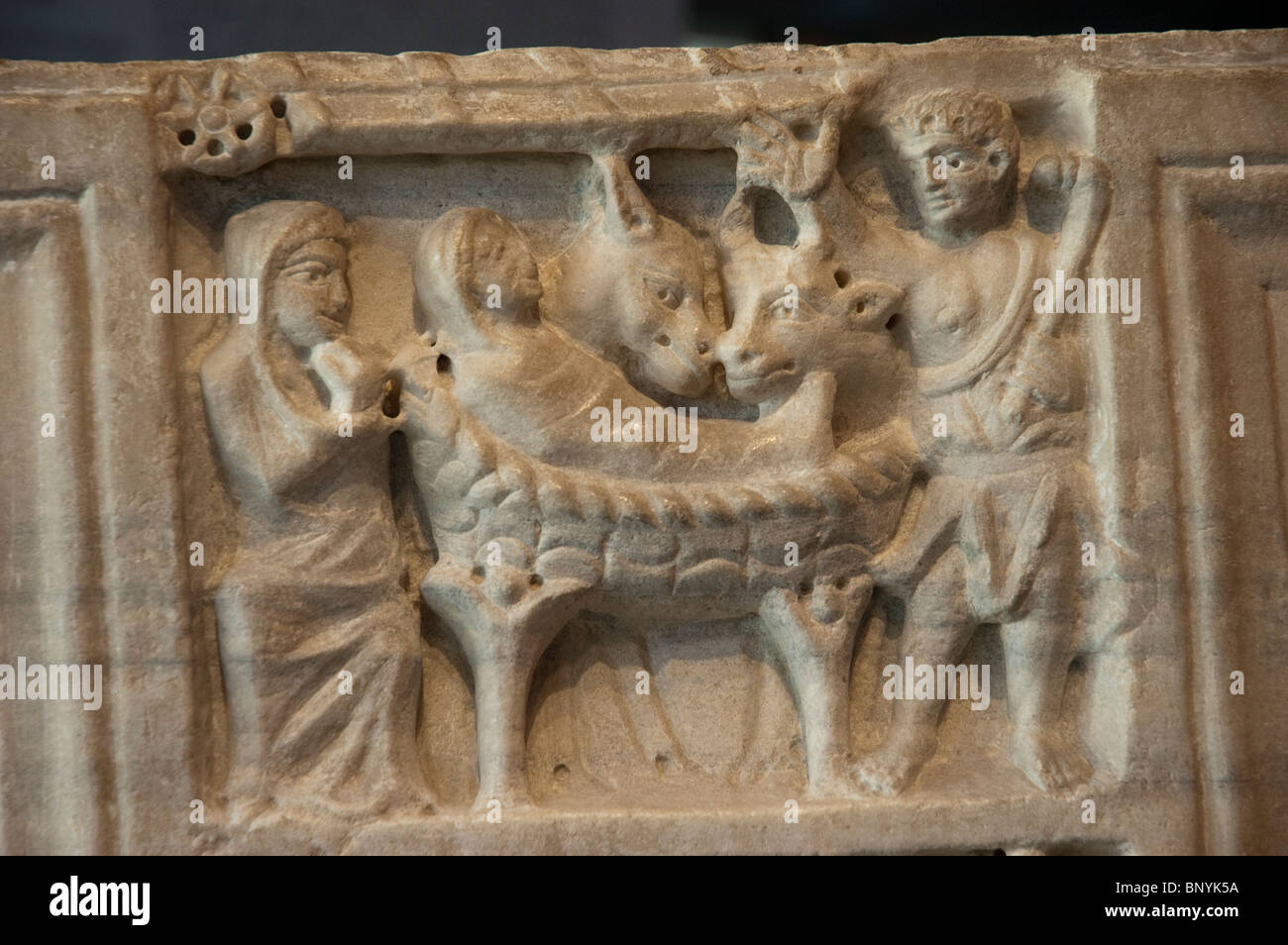 Musée archéologique d'Arles, objets anciens exposés, détail coffret funéraire, scène de la nativité, art de civilisation ancienne Banque D'Images