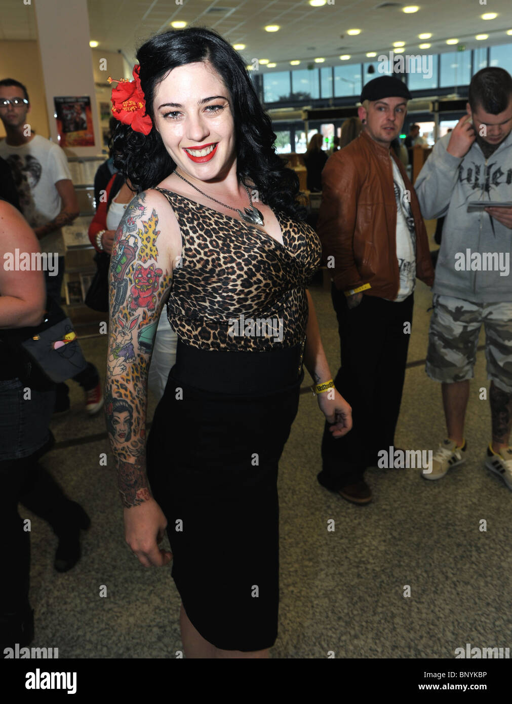 Les images de la désormais célèbre événement de bourrage de tatouage