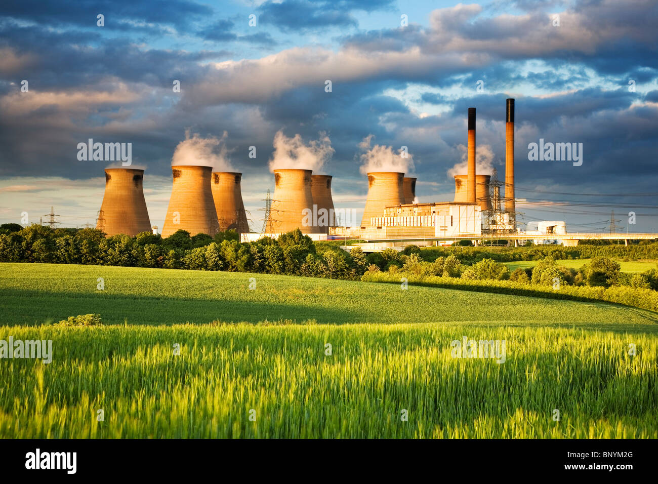 Le charbon powered Henrichenburg Shiplift tours de refroidissement au coucher du soleil près de Castleford West Yorkshire UK Banque D'Images
