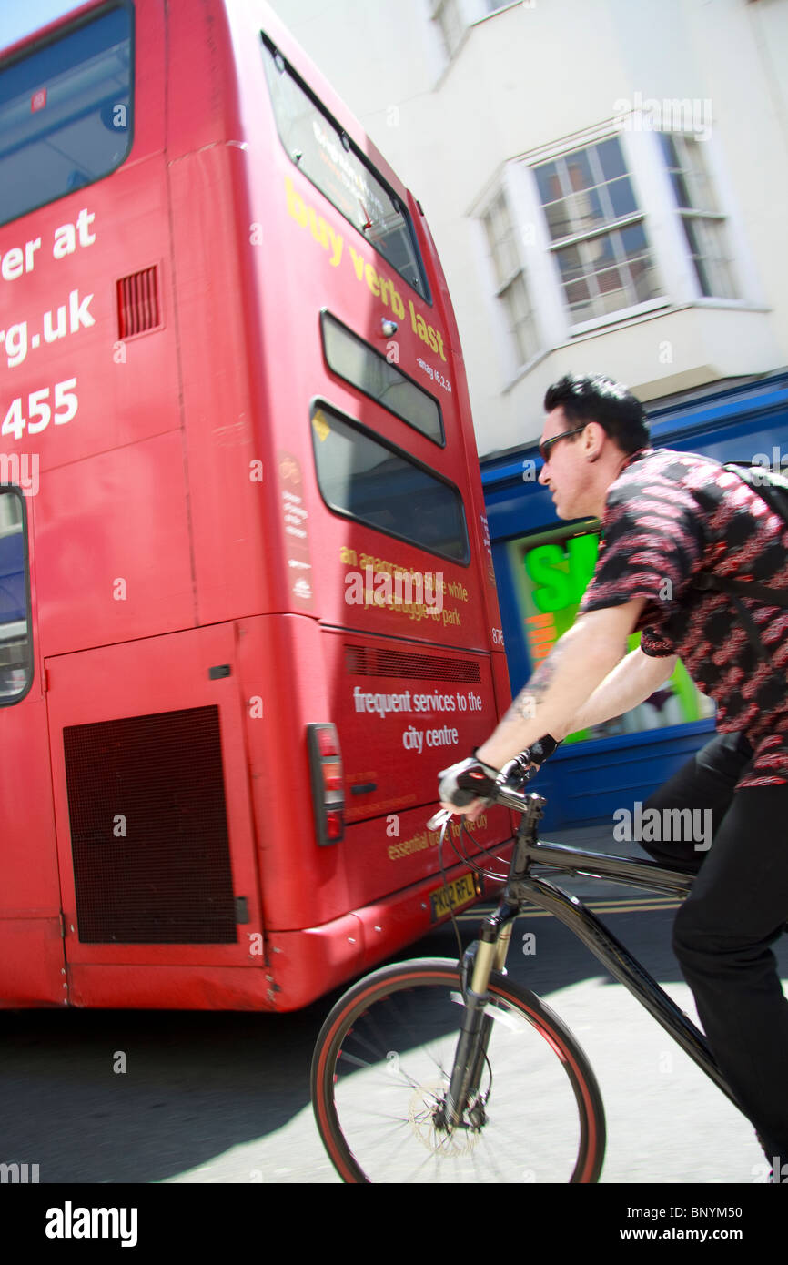 À la suite d'un cycliste masculin sur bus street dans le centre-ville de Brighton Banque D'Images
