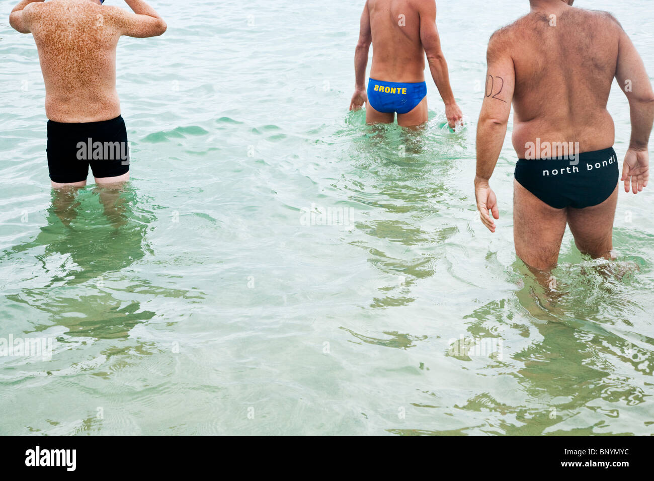 Les hommes en speedos à Bondi Beach, Sydney, New South Wales, Australia Banque D'Images
