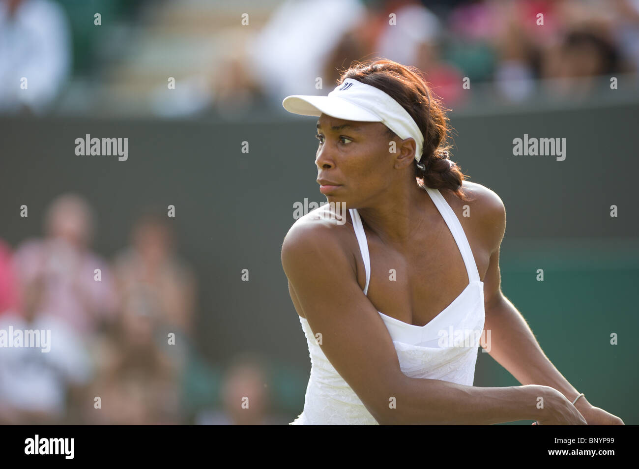 25 juin 2010 : Serena Williams et Venus Williams v Timea Bacsinszky (SUI) et Tathiana Garbin (ITA) n 2 Cour. Tournoi international de tennis de Wimbledon qui s'est tenue à l'All England Lawn Tennis Club, Londres, Angleterre. Banque D'Images