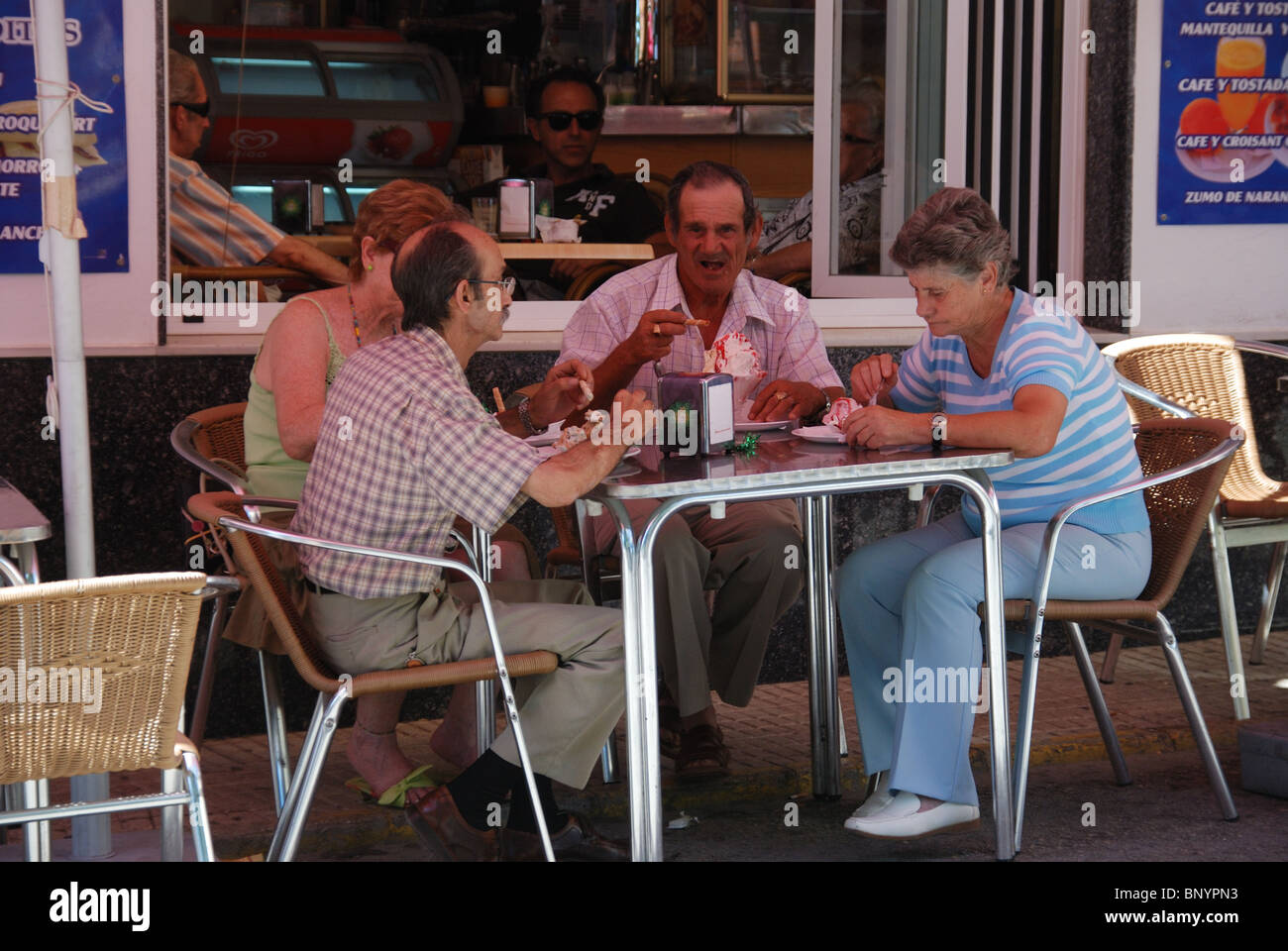Les personnes bénéficiant des glaces à la terrasse d'un café, Conil de la Frontera, Costa de la Luz, Province de Cadiz, Andalousie, Espagne, de l'Ouest Banque D'Images