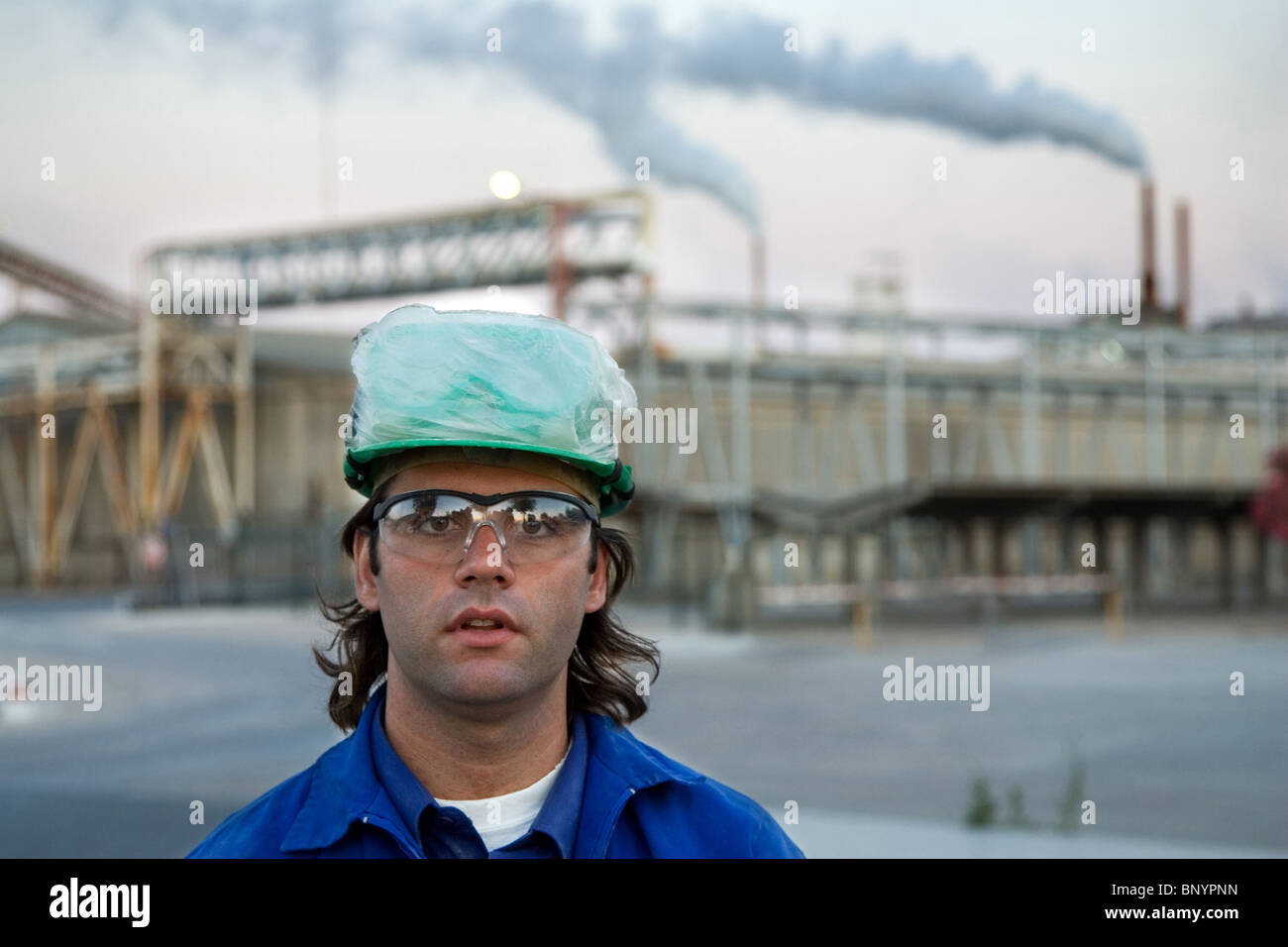 Jeune ouvrier d'une usine de produits chimiques à Huelva, Espagne Banque D'Images
