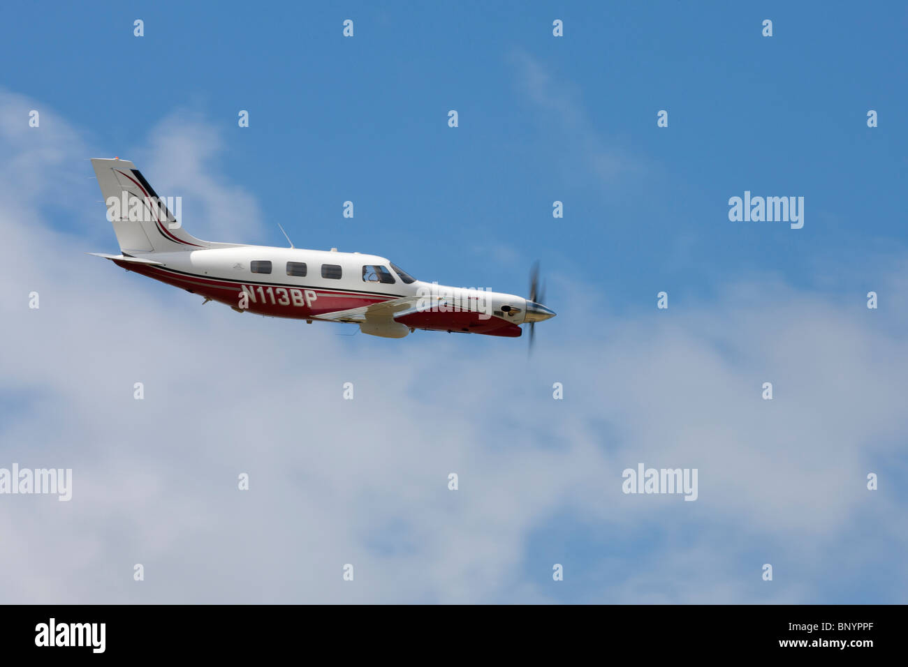 Piper PA-46-350P Malibu Mirage N113BP en vol au dessus de l'Aérodrome Wickenby Banque D'Images