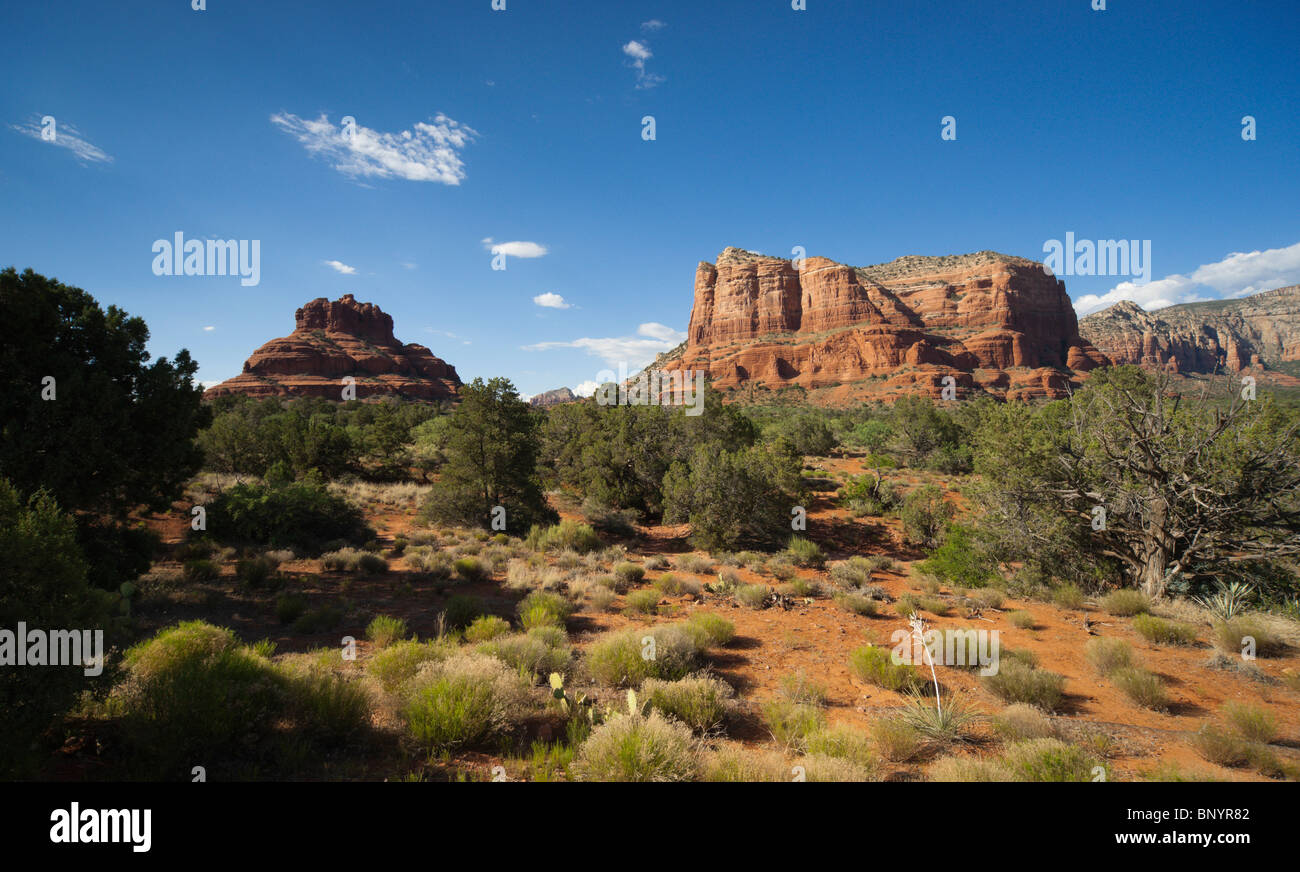 Sedona, Arizona - Bell Rock et Courthouse Butte vue. À partir de la route panoramique, au point de départ parking et point de vue pour le sud Banque D'Images