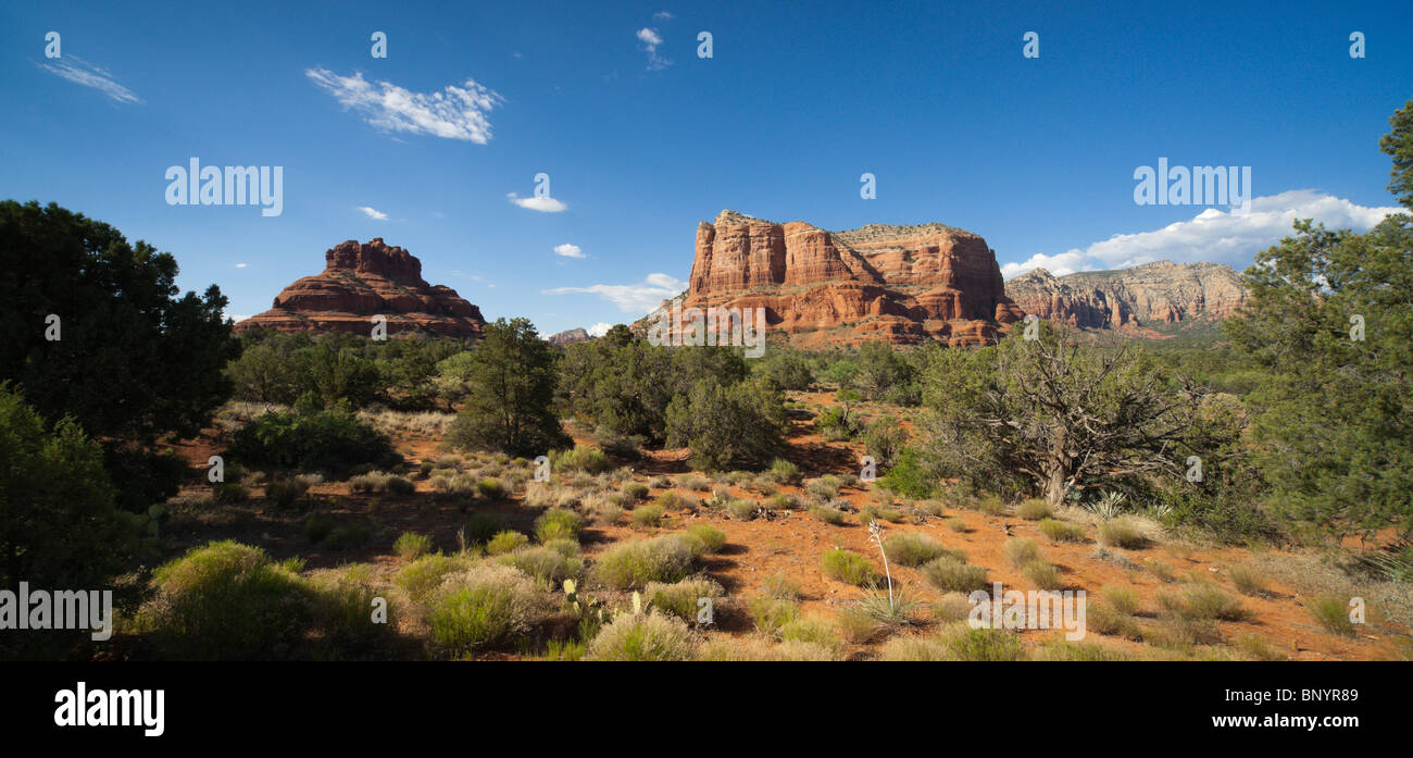 Sedona, Arizona - Bell Rock et Courthouse Butte vue. À partir de la route panoramique, au point de départ parking et point de vue pour le sud Banque D'Images