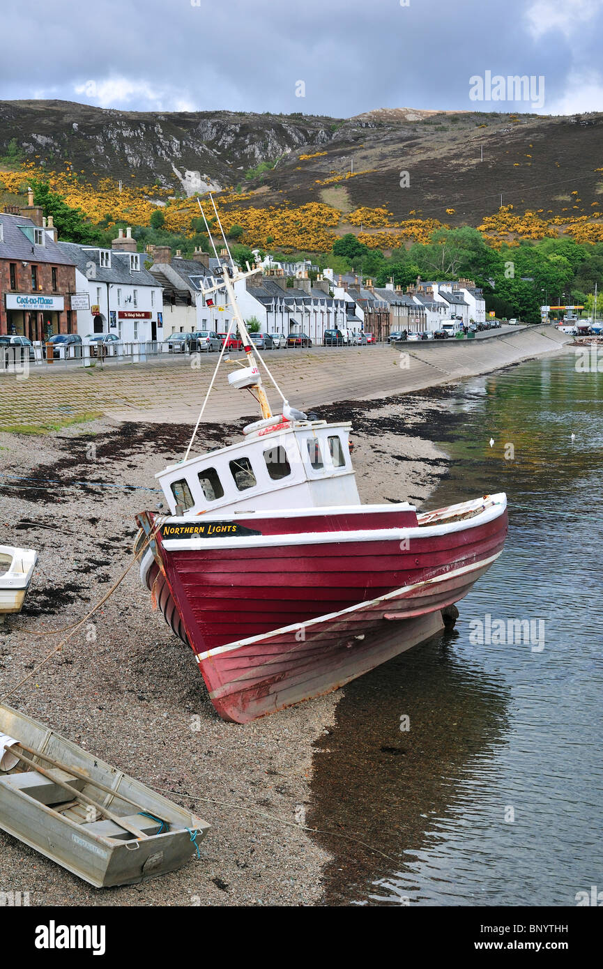 Bateau de pêche sur la plage, dans le port d''Ullapool, Highlands, Scotland, UK Banque D'Images