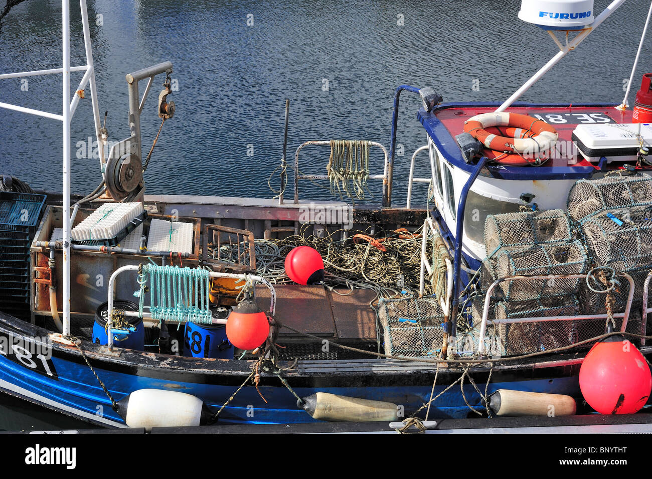 Bateau de pêche au homard à la nasse pièges / dans le port d''Ullapool, Highlands, Scotland, UK Banque D'Images