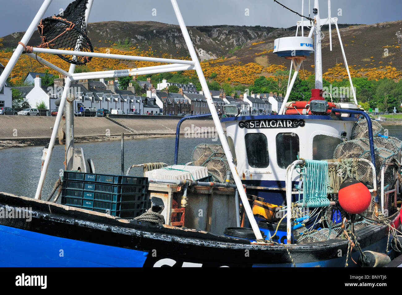 Bateau de pêche au homard à la nasse pièges / dans le port d''Ullapool, Highlands, Scotland, UK Banque D'Images