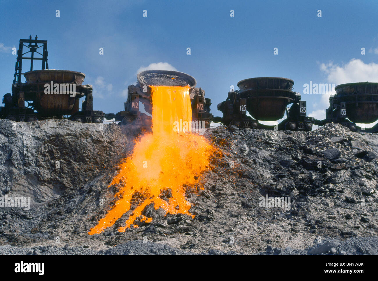 Les navires ferroviaires à scories fondues versent leur contenu sur les pentes de la voie ferrée de l'usine métallurgique de Petrovsky à Dnepropetrovsk en Ukraine Banque D'Images