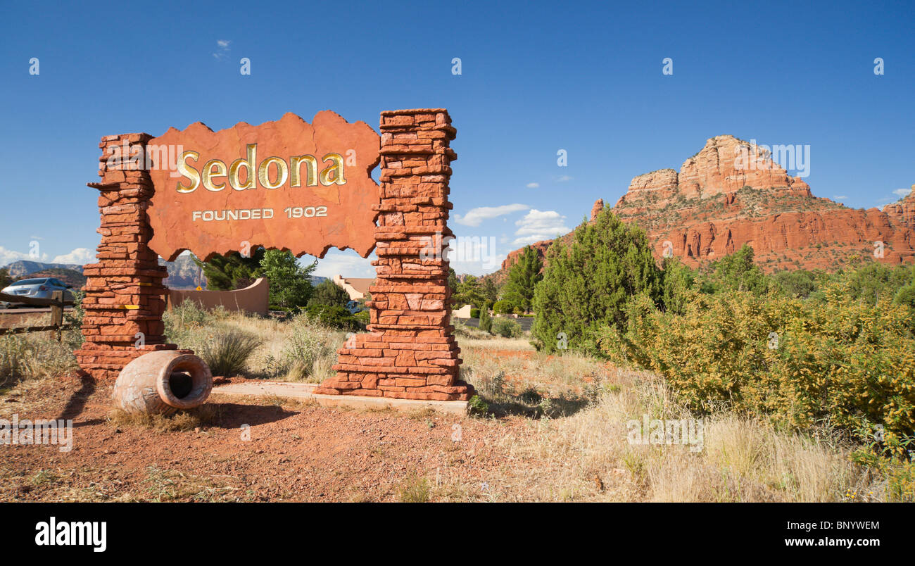 Sedona, Arizona - les limites de la ville de Sedona signer l'entrée de sud sur 179 bienvenue, fondée en 1902, avec le red rock vista. Banque D'Images