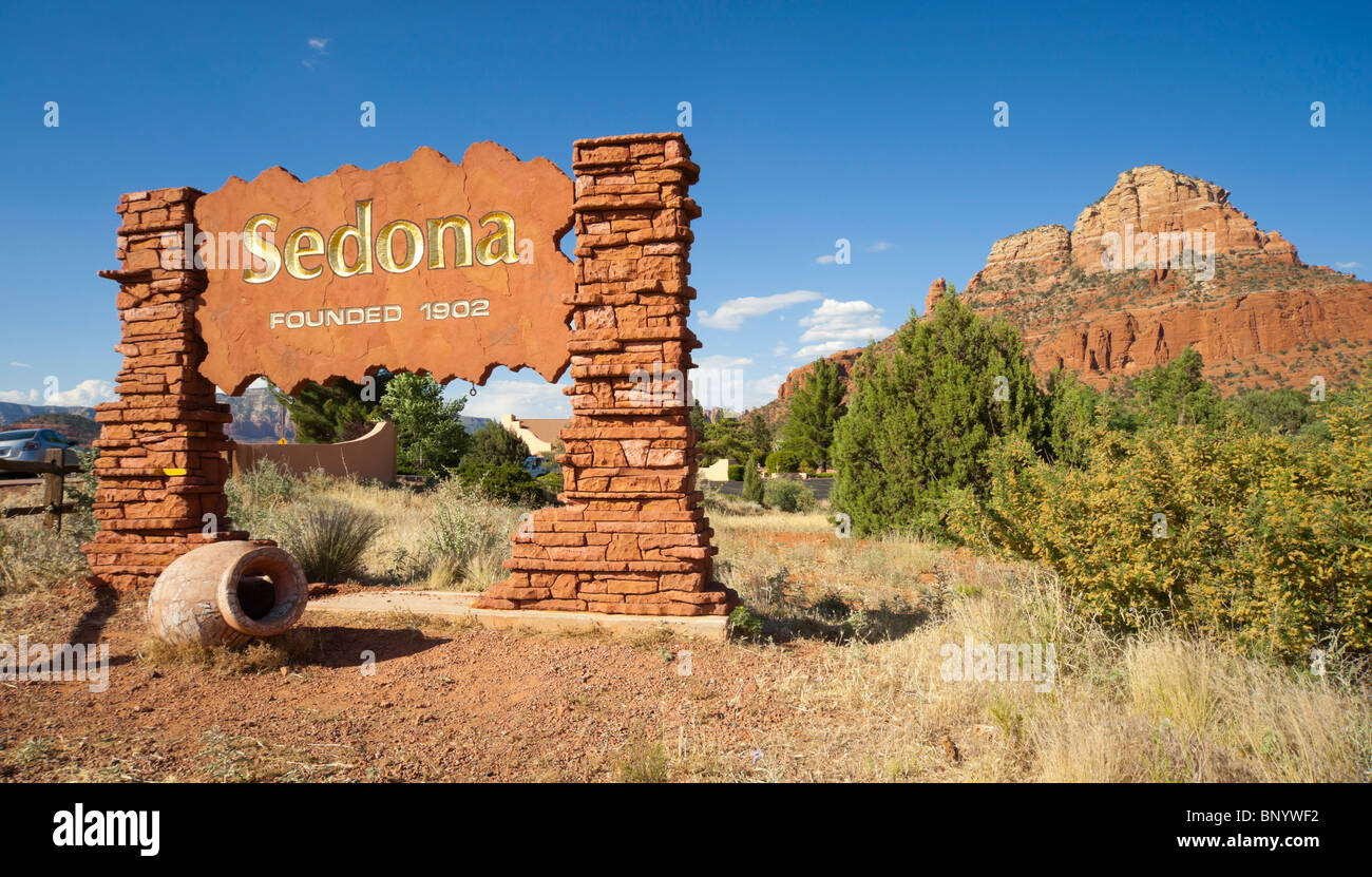 Sedona, Arizona - les limites de la ville de Sedona signer l'entrée de sud sur 179, bienvenue, fondée en 1902, avec le red rock vista. Banque D'Images
