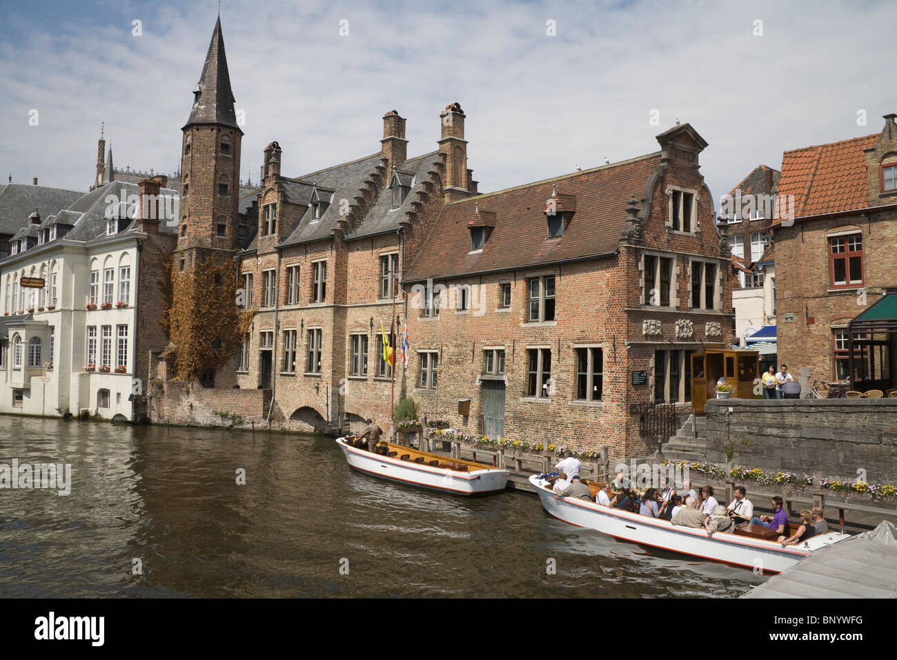 Bruges Belgique Europe eu vue sur Rozenhoedkaai Rosaire quay à l'hôtel duc de Bourgogne dans Huidenvettershuis tanneurs Guild Hall Banque D'Images