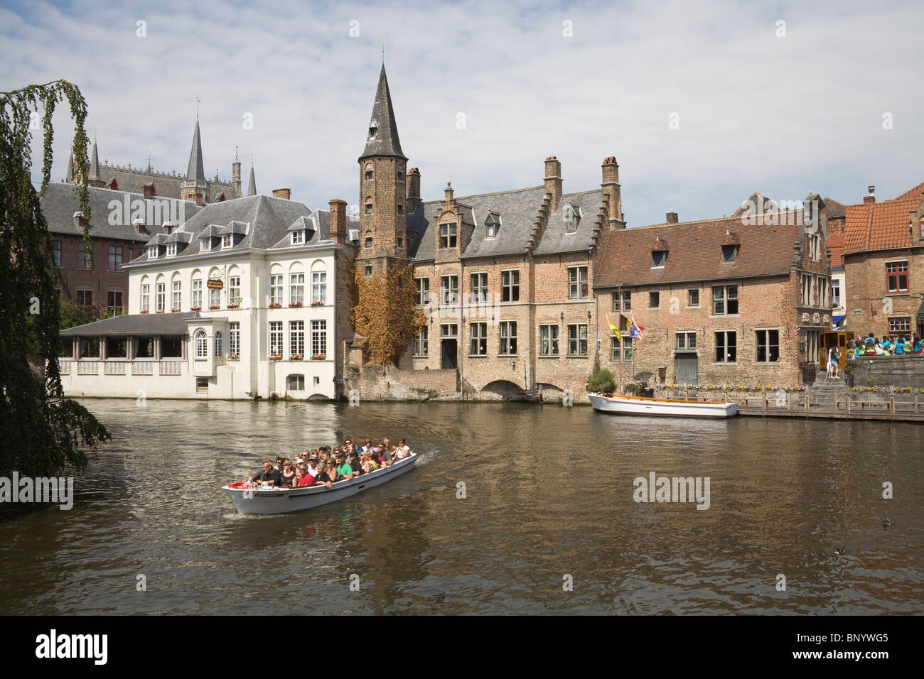 Bruges Belgique Europe eu vue sur Rozenhoedkaai Rosaire quay à l'hôtel duc de Bourgogne dans Huidenvettershuis tanneurs Guild Hall Banque D'Images