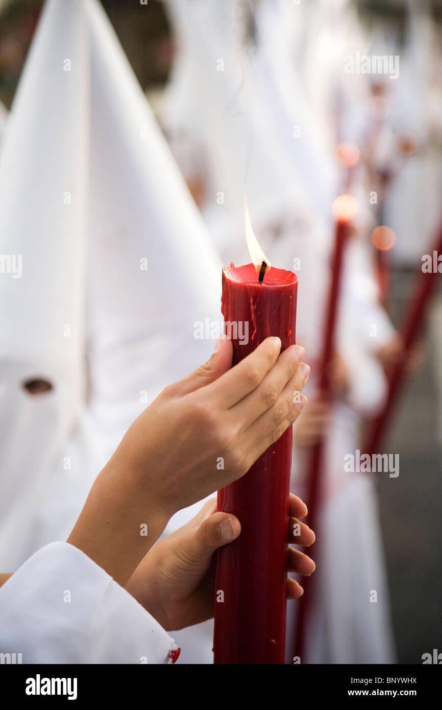 Les croyants avec des bougies dans une procession le dimanche des Rameaux,  Sevilla, Espagne Photo Stock - Alamy