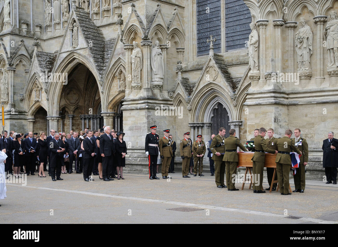 Funérailles militaires cercueil de grands Josh Bowman tués en Afghanistan l'Union flag sa casquette & medals étant détenus par un dirigeant Banque D'Images