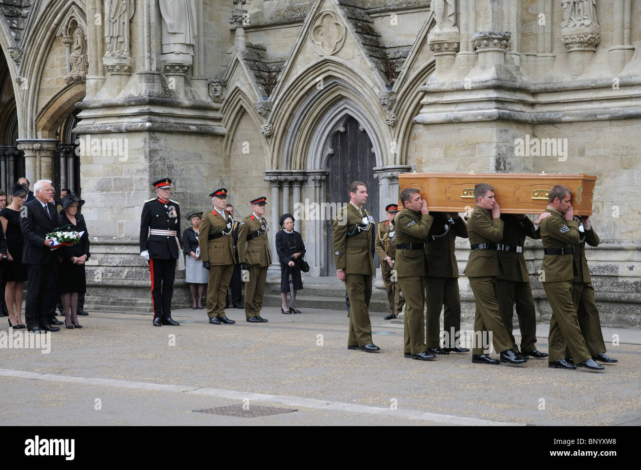 Funérailles militaires du grand Josh Bowman tués en Afghanistan l'Union flag sa casquette & médailles ayant été retiré de le cercueil Banque D'Images