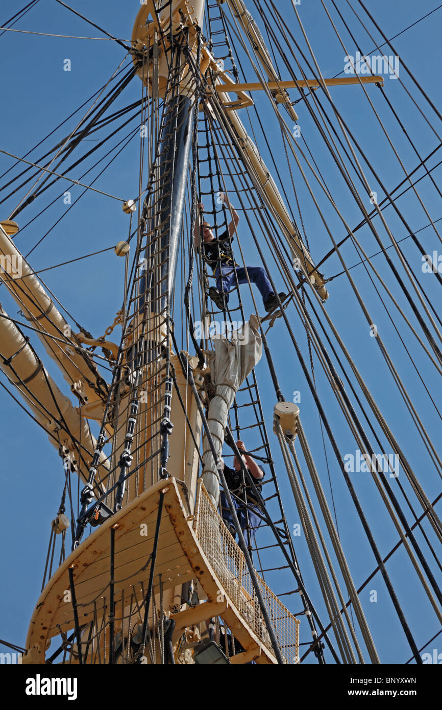 Nouveaux cadets entrant dans le Rig du navire danois Danmark MS dans le port de Copenhague avant leur formation croisière. Banque D'Images