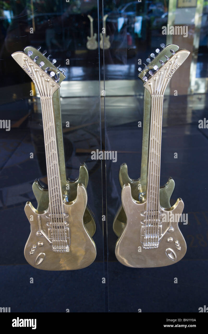 Las Vegas USA - Hard Rock Hotel guitsar porte en forme de meubles, poignées en métal moulé. Banque D'Images