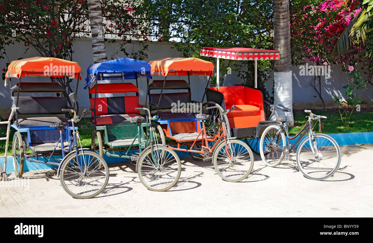 Quatre rickshaws vélos attendent les clients à l'extérieur de l'hôtel Victory à Toliara Tuléar fka Toliary aka, Atsimo Andrefana, au sud-ouest de Madagascar Banque D'Images