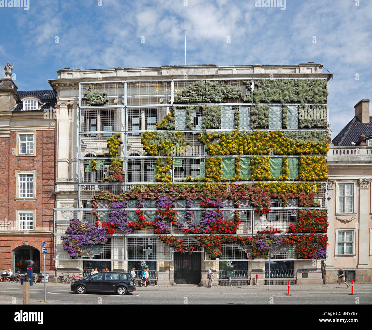 Le livre vert, vivant façade de l'Agence européenne pour l'environnement - l'Europe en fleurs - floraison maintenant en plusieurs couleurs. Banque D'Images