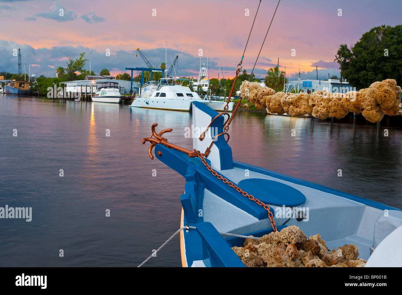 Tarpon Springs, FL - Juillet 2010 - La tempête tropicale Bonnie fournit des cieux au-dessus de bateaux éponge mouillé à Tarpon Springs, Floride Banque D'Images