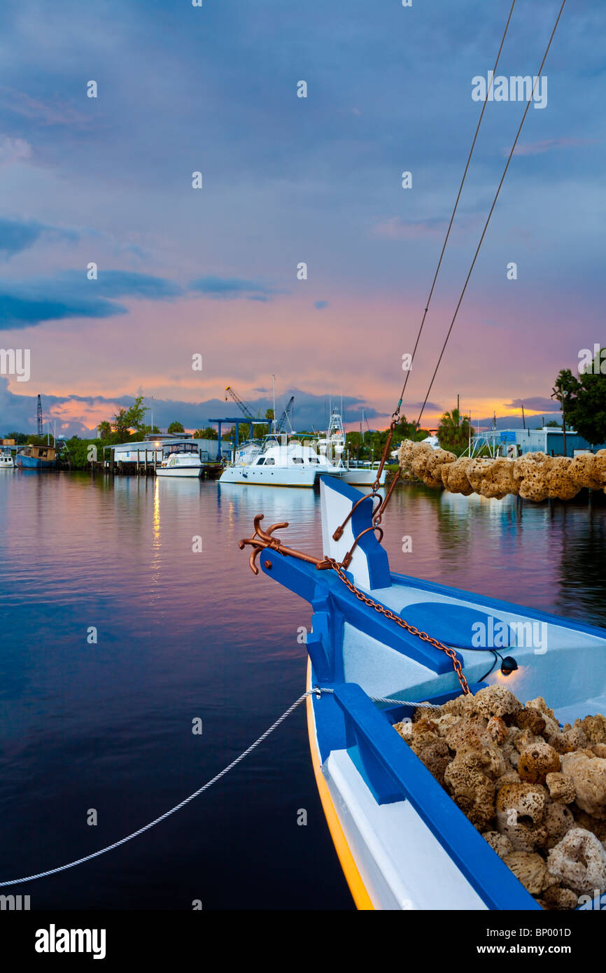Tarpon Springs, FL - Juillet 2010 - La tempête tropicale Bonnie fournit des cieux au-dessus de bateaux éponge mouillé à Tarpon Springs, Floride Banque D'Images