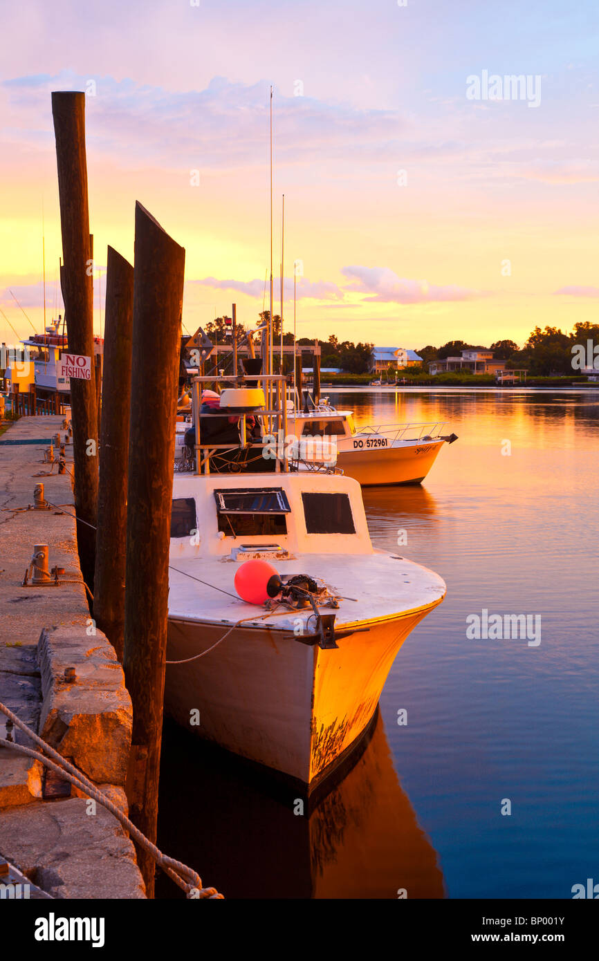 Tarpon Springs, FL - Juillet 2010 - bateau de pêche le long de quai à Tarpon Springs, Floride Banque D'Images