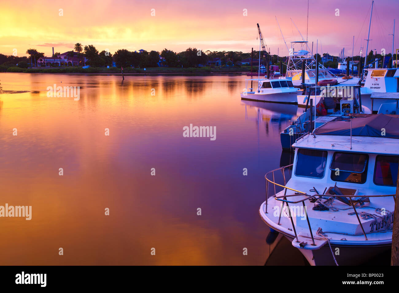 Tarpon Springs, FL - Juillet 2010 - bateau de pêche commerciale et privée au coucher du soleil à Tarpon Springs, Floride Banque D'Images