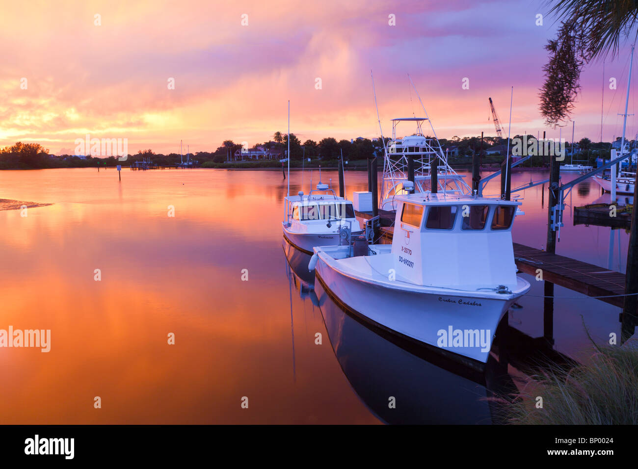 Tarpon Springs, FL - Juillet 2010 - bateau de pêche commerciale et privée au coucher du soleil à Tarpon Springs, Floride Banque D'Images