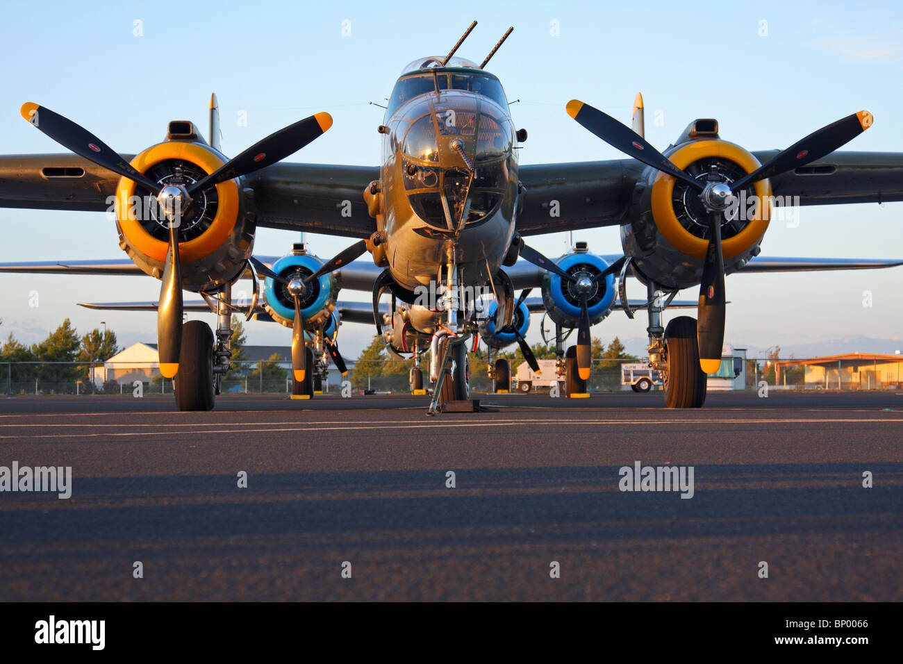 Un trio de bombardiers B-25 Mitchell sont alignés sur la rampe pendant le rassemblement 2010 Madera de Warbirds. Banque D'Images