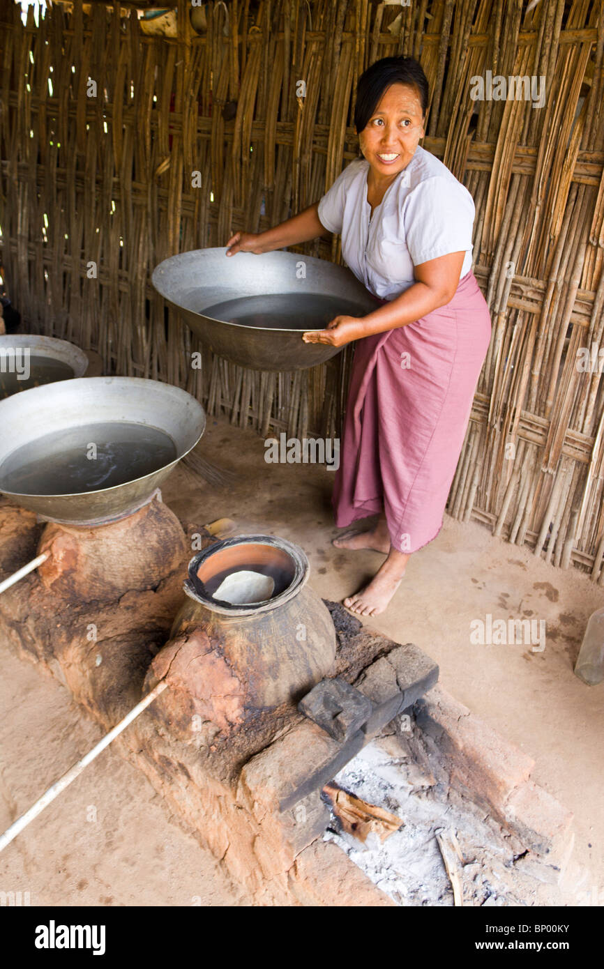 Femme à faire de la distillerie de vin de riz, près de Bagan, Myanmar Banque D'Images