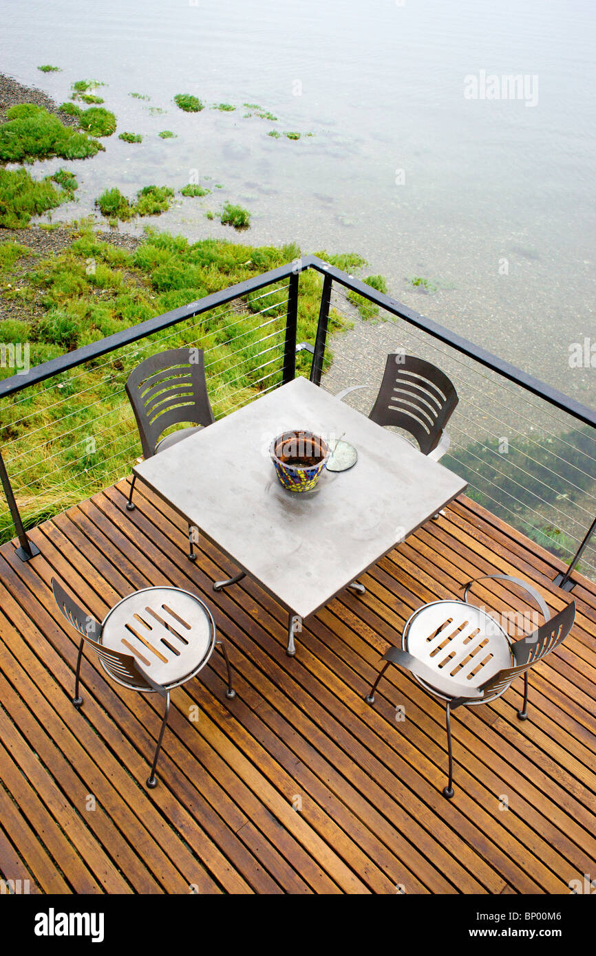 Table et chaises sur une terrasse en bois sur l'eau Banque D'Images