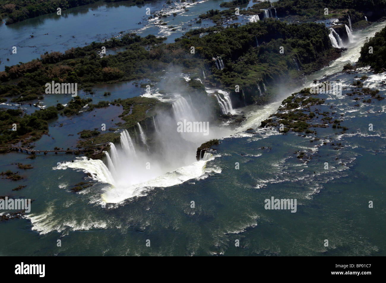 Vue aérienne de Iguassu Falls, Foz Do Iguacu, Parana, frontière entre le Brésil et l'Argentine Banque D'Images