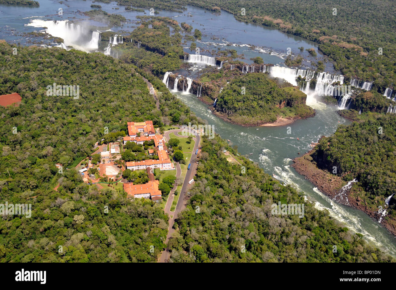 Vue aérienne de Iguassu Falls, avec arc-en-ciel, le parc national d'Iguaçu , l'Argentine et le Brésil Banque D'Images