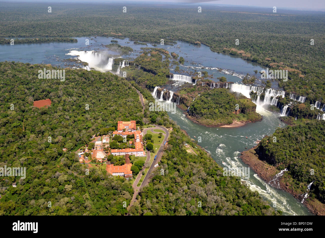 Vue aérienne de Iguassu Falls, avec arc-en-ciel, le parc national d'Iguaçu , l'Argentine et le Brésil Banque D'Images