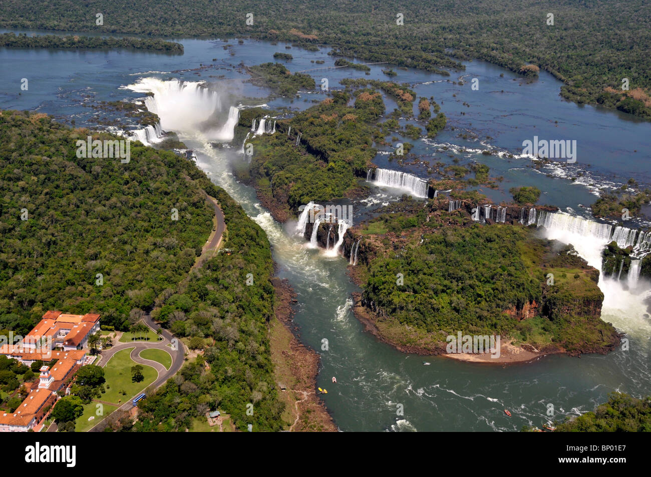 Vue aérienne de Iguassu Falls, avec arc-en-ciel, le parc national d'Iguaçu , l'Argentine et le Brésil Banque D'Images