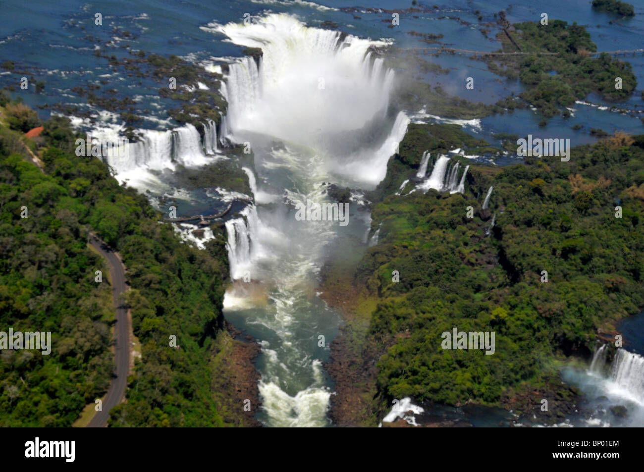 Vue aérienne de Iguassu Falls, avec arc-en-ciel, le parc national d'Iguaçu , l'Argentine et le Brésil Banque D'Images