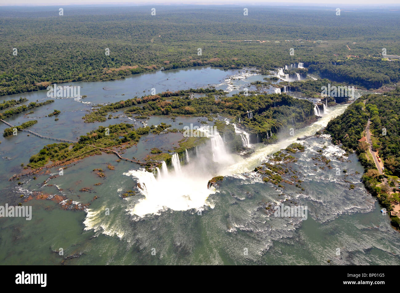 Vue aérienne de Iguassu Falls, avec arc-en-ciel, le parc national d'Iguaçu , l'Argentine et le Brésil Banque D'Images