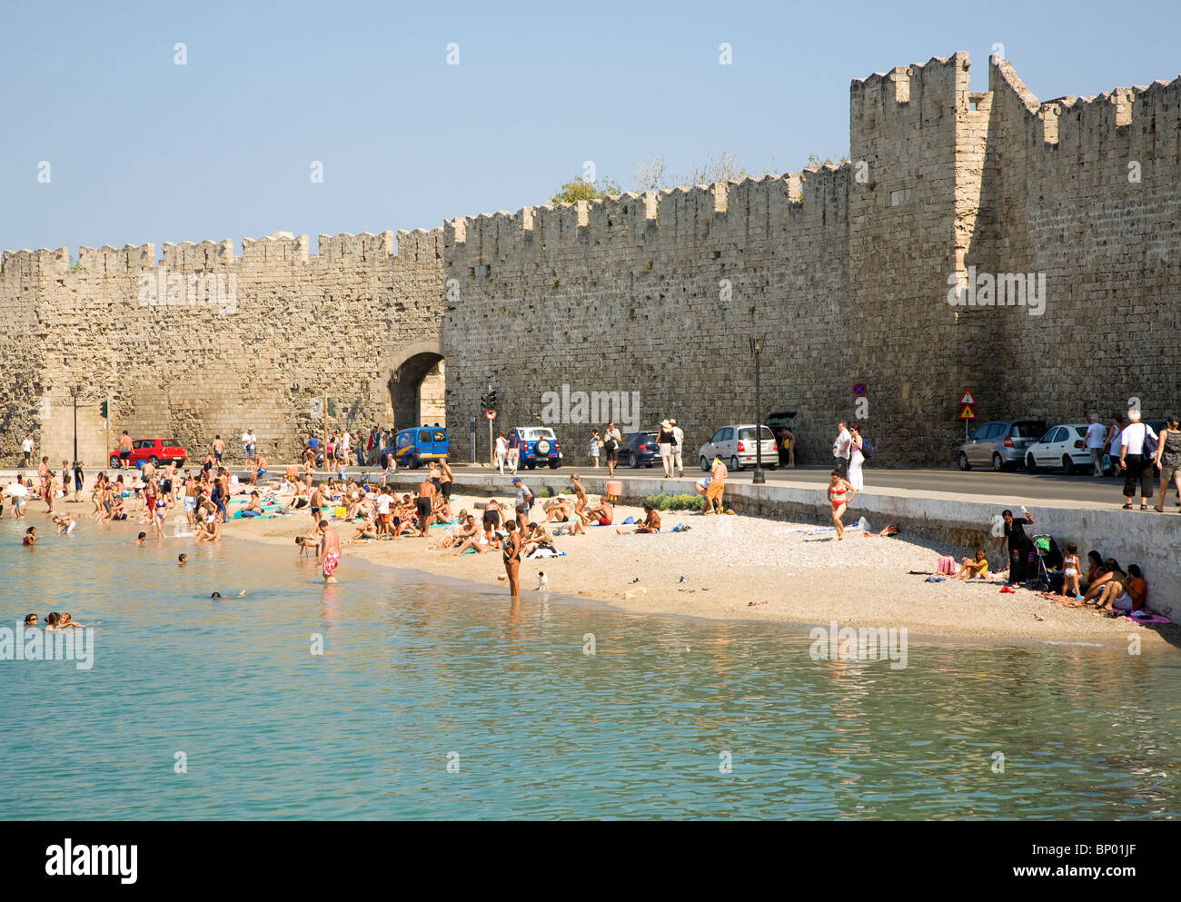 Plage et de la vieille ville fortifiée, la ville de Rhodes, Grèce Banque D'Images
