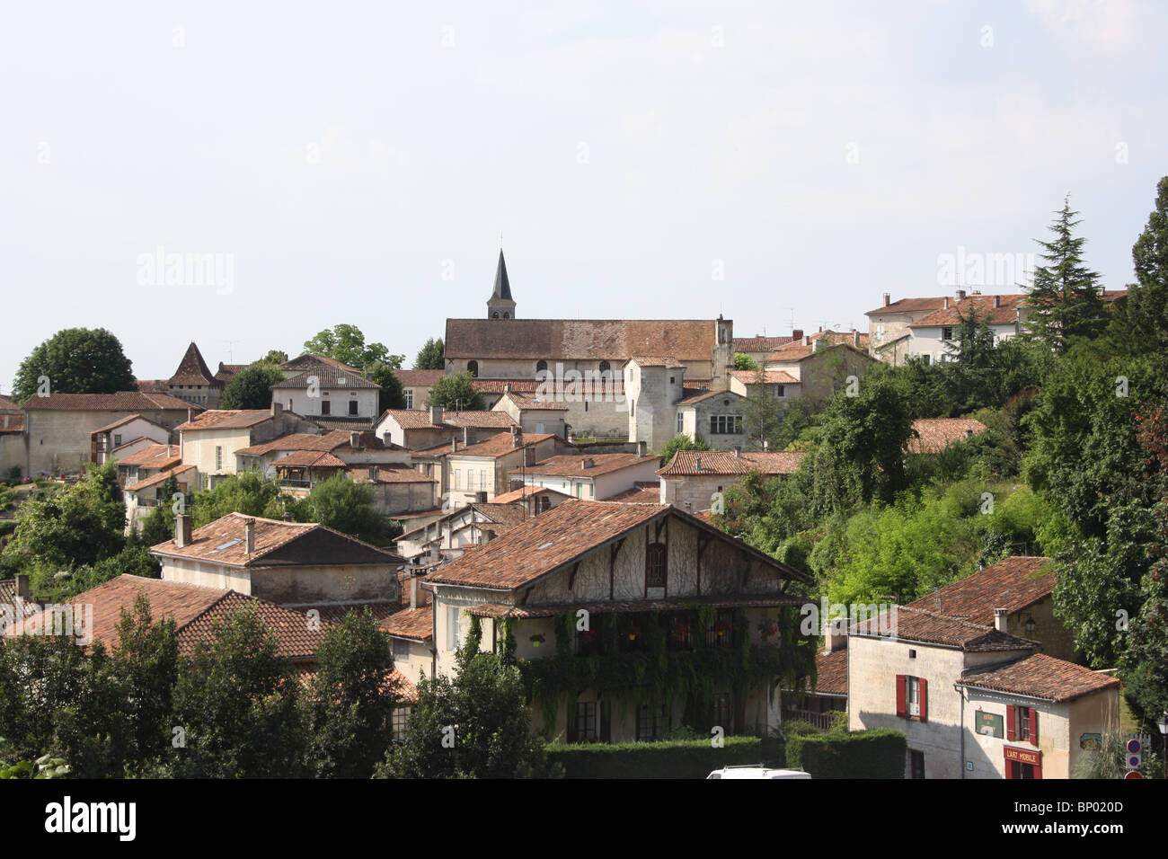 Aubeterre-sur-Dronne, Charente, Sud Ouest de la France, l'un des 100 plus beaux villages de France, en vue du nord Banque D'Images